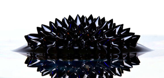 ferrofluid reagiert auf Magnetismus
