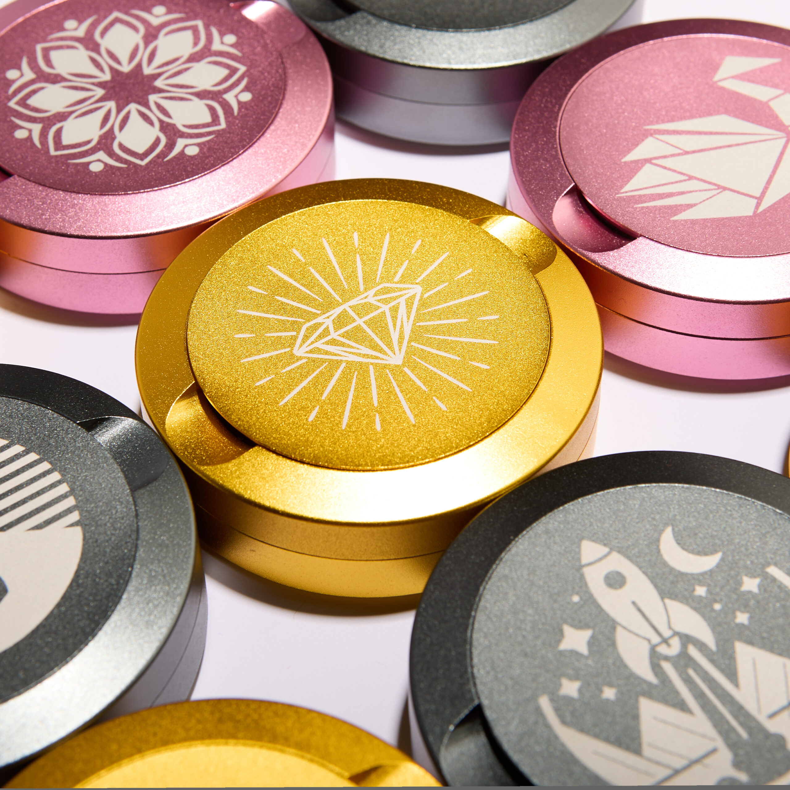 Personalisierte SNUS Dose kaufen mit stylischen Muster Designs grau gold pink Diamant Rakete Origami Schwan