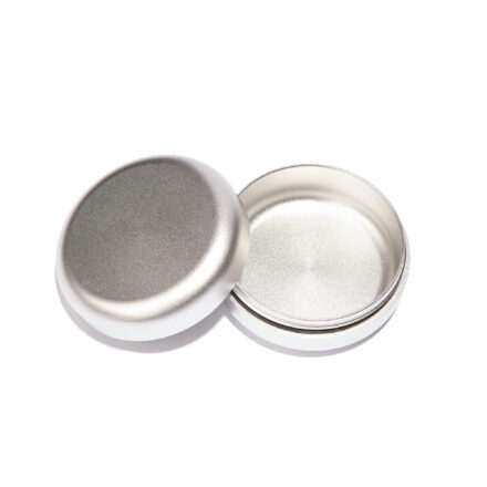 Offene Snus Dose mit sichtbarem Dichtungsring und präzisem Gewinde in silber